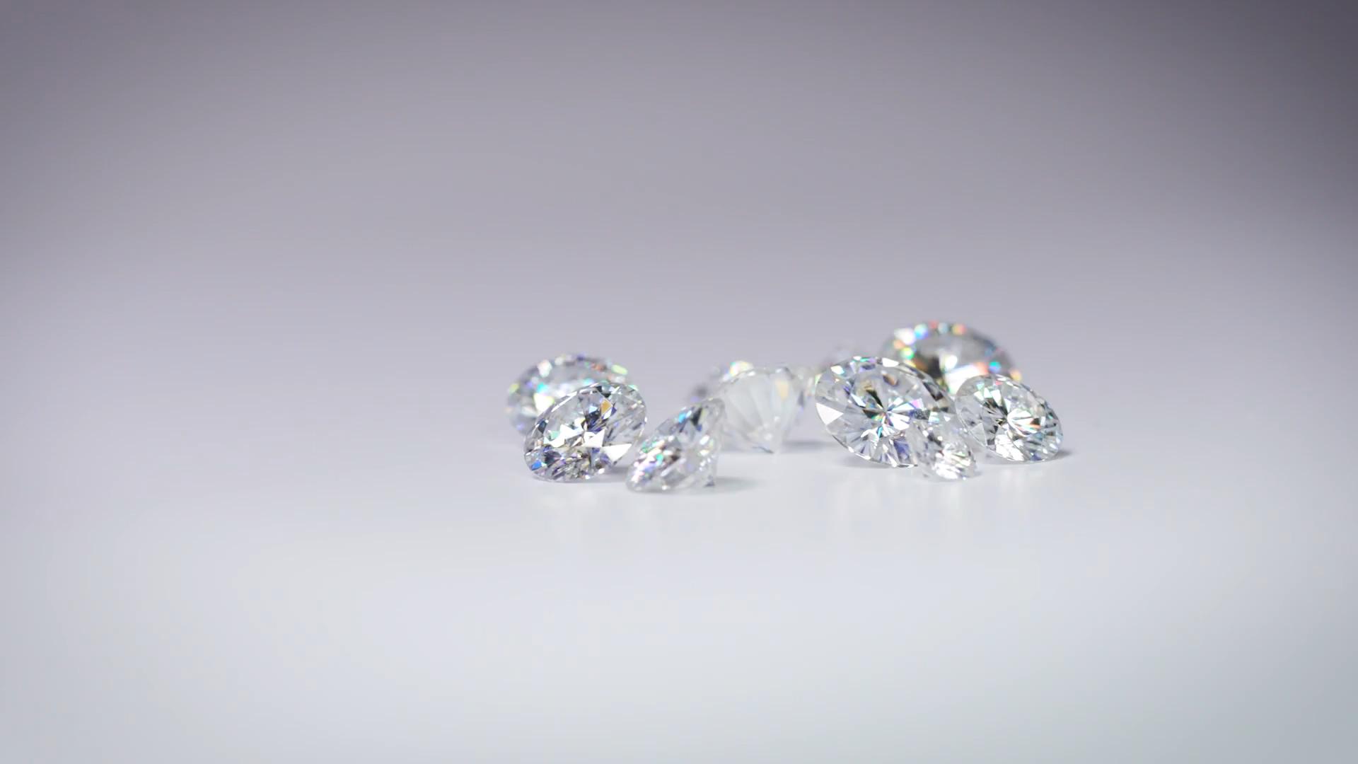 怎么区分莫桑钻和钻石的区别 莫桑钻（石）值不值得买