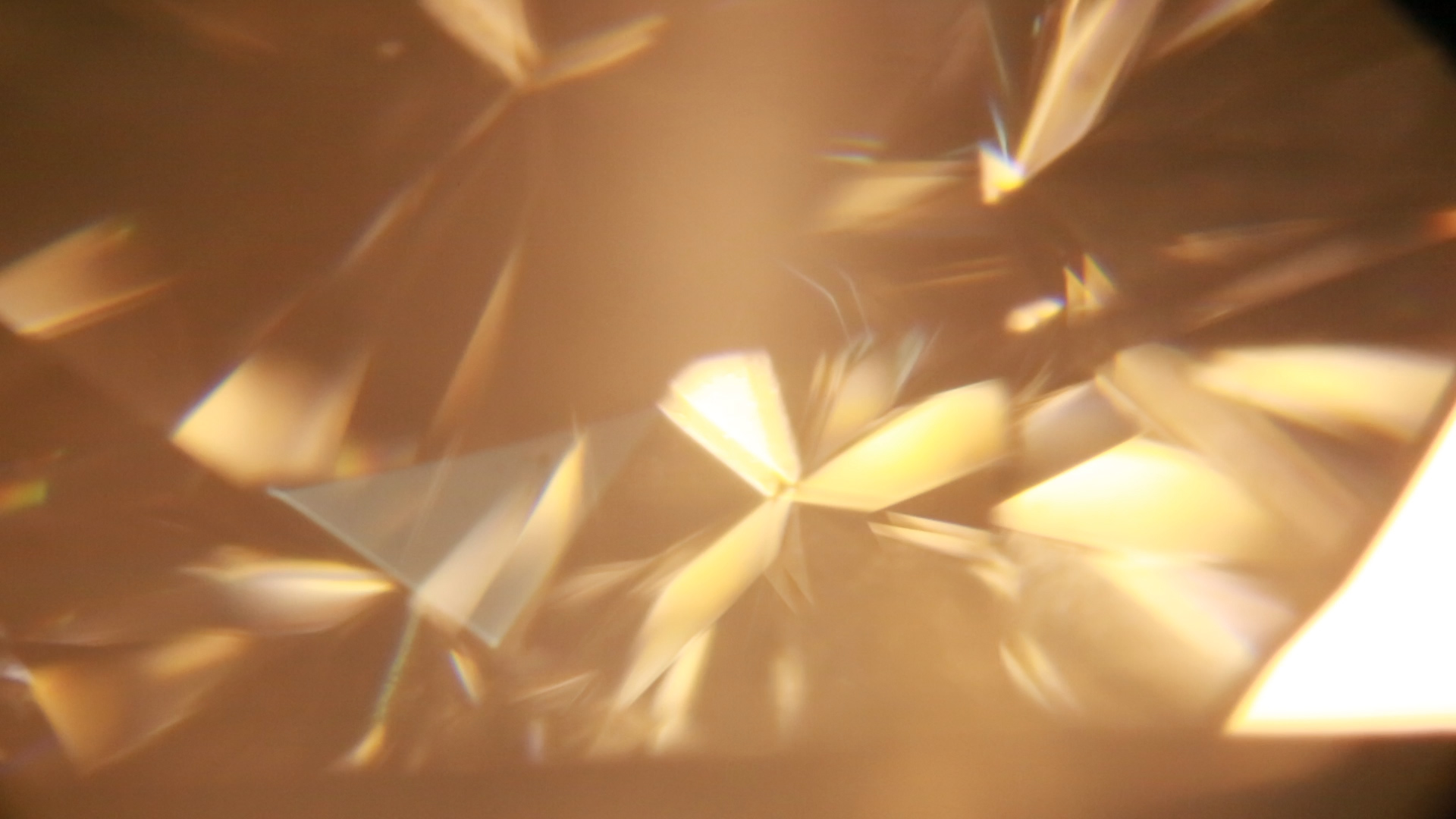 怎么区分莫桑钻和钻石的区别 莫桑钻（石）值不值得买