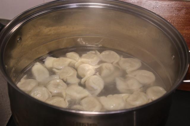 煮饺子用冷水还是热水煮多久 煮饺子一般需要几分钟