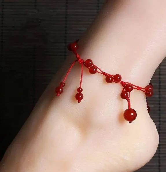 为什么有些女性脚上会绑红绳 女生脚上戴绳的含义