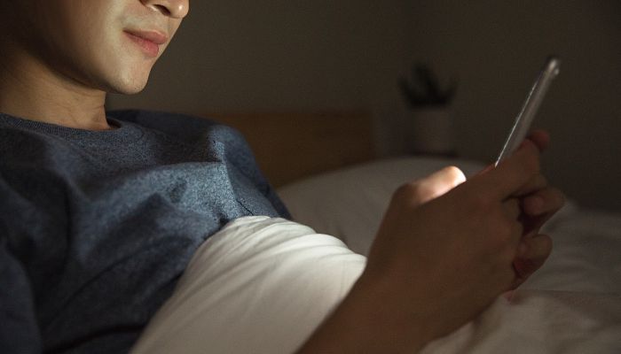 专家建议入睡前1小时不使用电子产品 睡前玩手机为什么容易睡眠