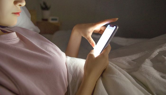专家建议入睡前1小时不使用电子产品 睡前玩手机为什么容易睡眠